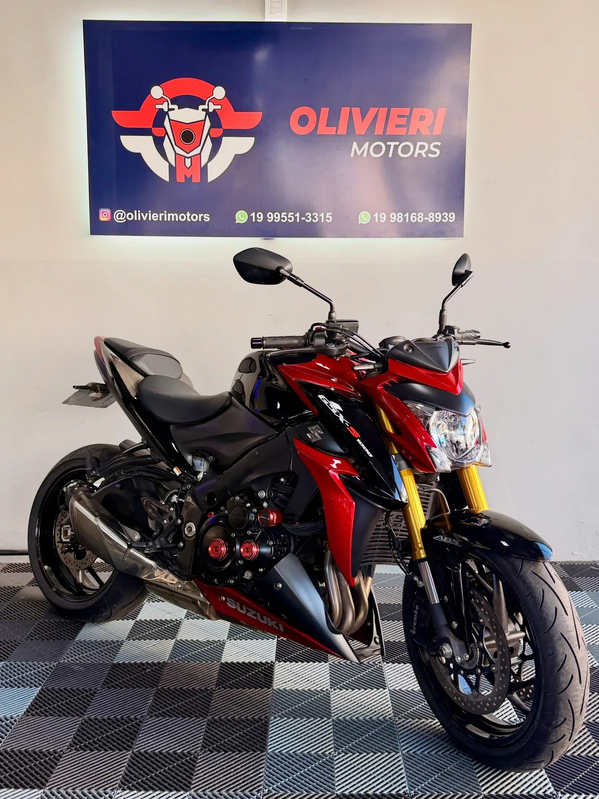 Suzuki GSX-S1000 no showroom da Olivieri Motors